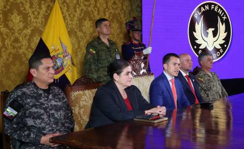 Plan de megacárceles tipo Bukele sigue en pie en Ecuador, dice presidente Noboa