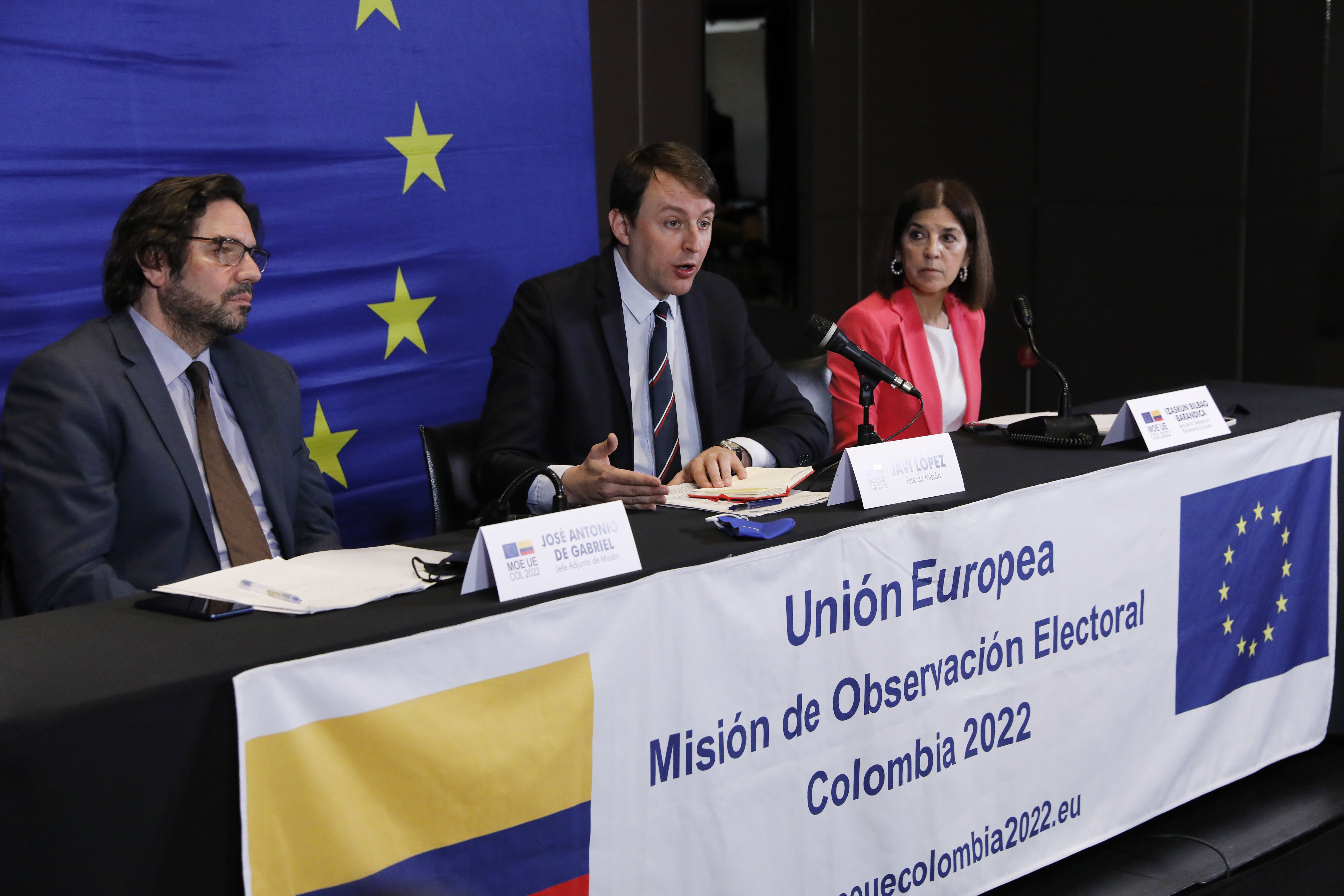 AME3506. BOGOTÁ (COLOMBIA), 15/03/2022.- (i-d) El jefe adjunto de la MOE-UE, José Antonio de Gabriel, el jefe de la Misión de Observación Electoral de la Unión Europea en Colombia, Javi López, y la jefa de la Delegación del Parlamento Europeo, Izaskun Bilbao, ofrecen hoy un balance sobre los comicios legislativos colombianos y las consultas internas para las presidenciales, en Bogotá (Colombia). La Misión de Observación Electoral de la UE lamentó este martes que personas "controvertidas" hayan sido electas para las llamadas "curules de paz", asientos en la Cámara de Representantes reservados para las víctimas del conflicto armado colombiano, en las elecciones legislativas del domingo. EFE/Carlos Ortega