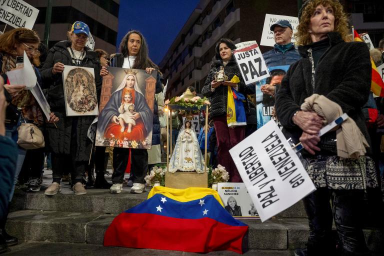 MADRID, 06/12/2025.- Marcha por la Paz y la Libertad de venezolanos celebrada este sábado en Madrid para "visibilizar la exigencia de respeto a los derechos humanos en Venezuela ante la comunidad internacional". EFE/Daniel González