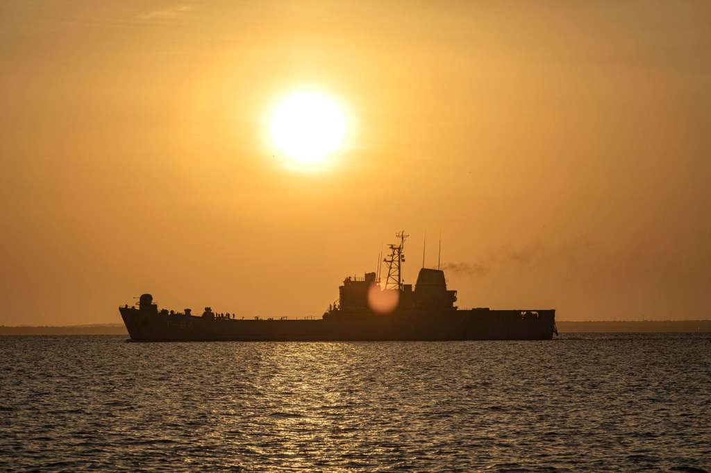 FOTODELDÍA AME9000. MARACAIBO (VENEZUELA), 17/12/2025.- Fotografía de un buque de patrulla naval de la Armada desde el malecón del Lago de Maracaibo este miércoles, en Maracaibo (Venezuela). La estatal Petróleos de Venezuela (Pdvsa) aseguró que las exportaciones de crudo y sus derivados "se desarrollan con normalidad", después de que Estados Unidos ordenara "el bloqueo total y completo de todos los petroleros sancionados que entren y salgan" del país suramericano. EFE/ Henry Chirinos