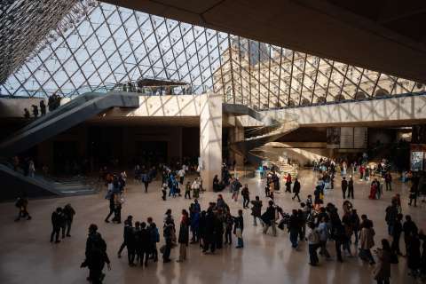 Detenidos por el robo en el Louvre serán presentados ante la justicia en París