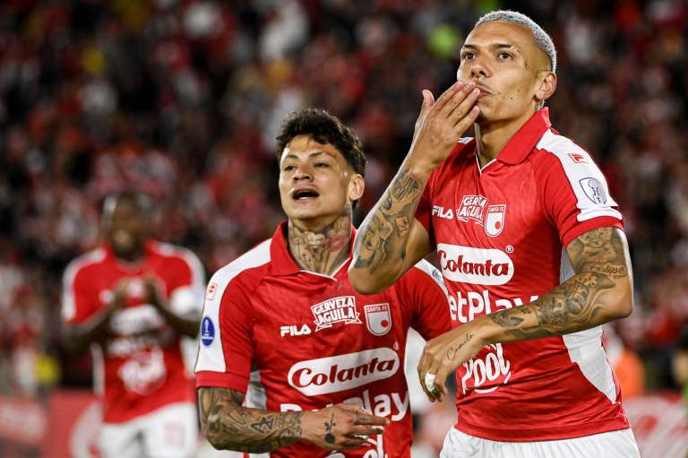 Alexis Zapata y Franco Fagúndez celebran el segundo gol de Independiente Santa Fe contra Caracas en el estadio Nemesio Camacho El Campín por la Copa Sudamericana.