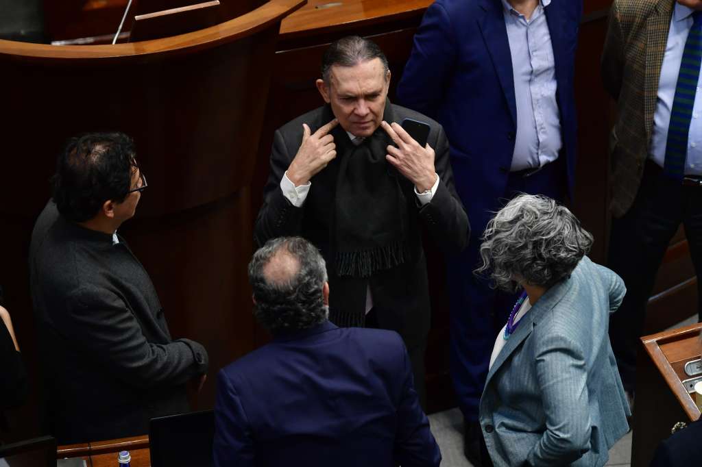 Congresistas conversan con Armando Benedetti antes del debate de la consulta popular en el Senado.