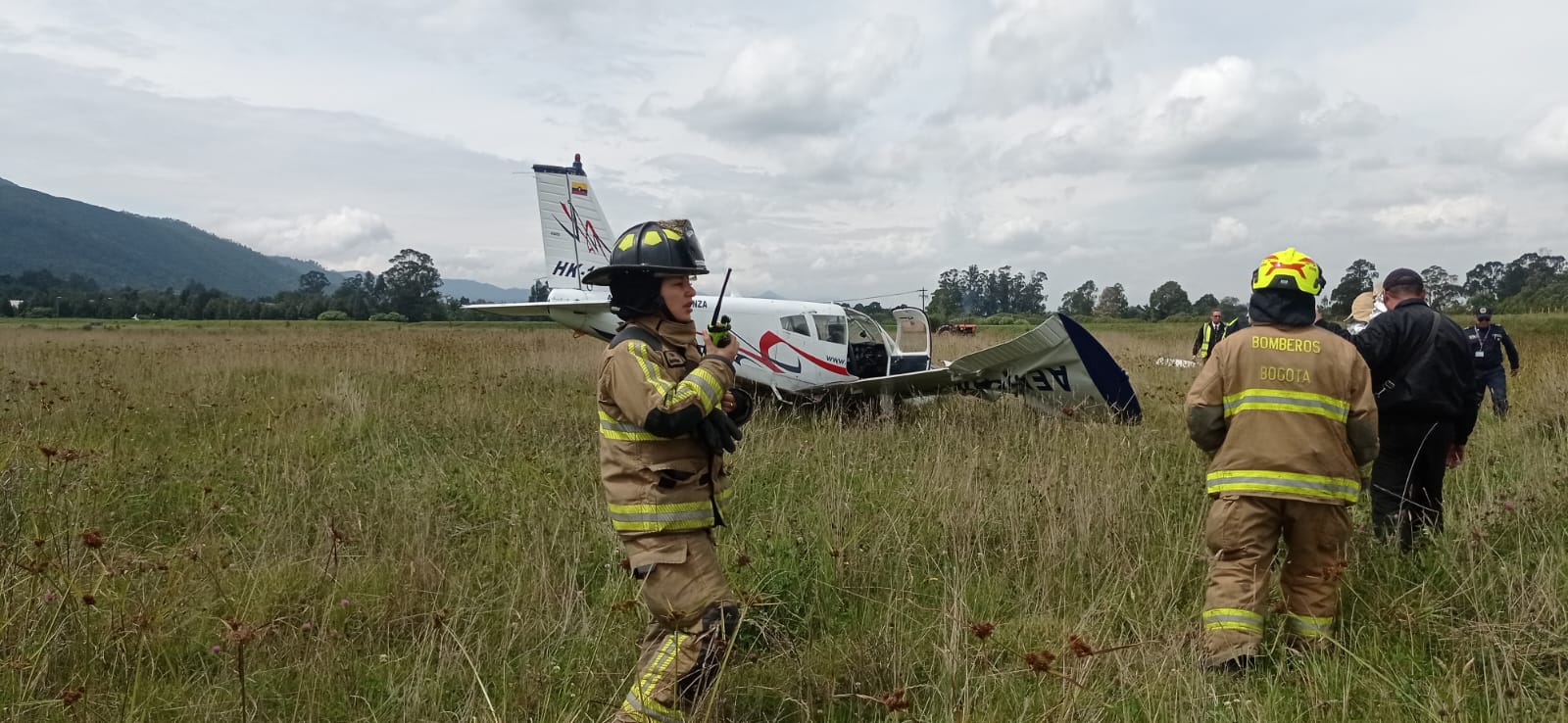 En la aeronave viajaban dos tripulantes, el piloto y una aprendiz, que fueron trasladados a un centro asistencial. El aterrizaje lo hicieron en una vía paralela a la autopista Norte.
