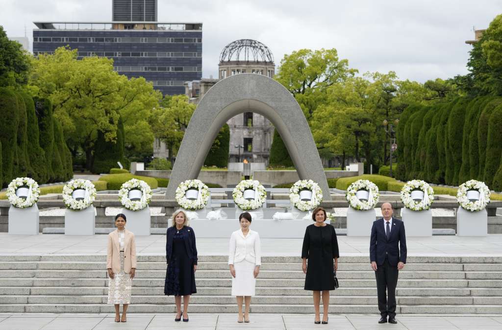 Hiroshima (Japan), 19/05/2023.- (L-R) Wife of British Prime Minister Rishi Sunak, Akshata Murty, US First Lady Jill Biden, Japan's First Lady Yuko Kishida, wife of German Chancellor Olaf Scholz, Britta Ernst, and husband of European Commission President Ursula von der Leyen, Heiko von der Leyen, pose for a group photo after a flower wreath laying ceremony at the Cenotaph for Atomic Bomb Victims in the Peace Memorial Park as part of the G7 Hiroshima Summit in Hiroshima, Japan, 19 May 2023. The G7 Hiroshima Summit will be held from 19-21 May 2023. (Japón) EFE/EPA/FRANCK ROBICHON / POOL