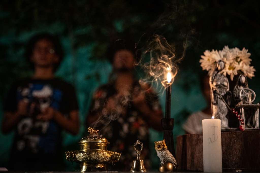 AME6176. NOVA IGUAÇU (BRASIL), 23/06/2024.- Las Sacerdotisas Αρχιερείες Syrinx Sycorax y Atiye Vivá, seguidoras de la brujería de la tradición tesalónica, realizan el ritual de Esbá de las Moiras, el 22 de junio de 2024 en la ciudad de Nova Iguaçu, en Río de Janeiro (Brasil). Según la tradición, cuando la luna llena se encuentra en la casa astrológica de Capricornio, es el momento propicio para realizar hechizos de deseos y rituales solicitando la intervención de estas deidades femeninas. EFE/André Coelho