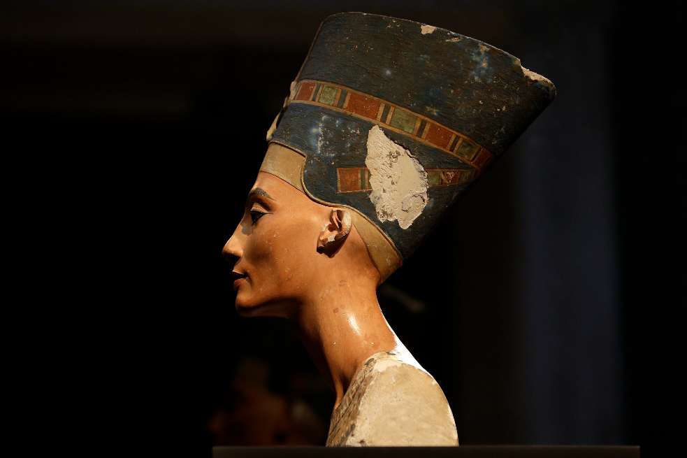 La reina egipcia fue la esposa del faraón Akenatón. Su busto fue encontrado en una excavación, liderada por el alemán Robert Koldeway, en 1912.