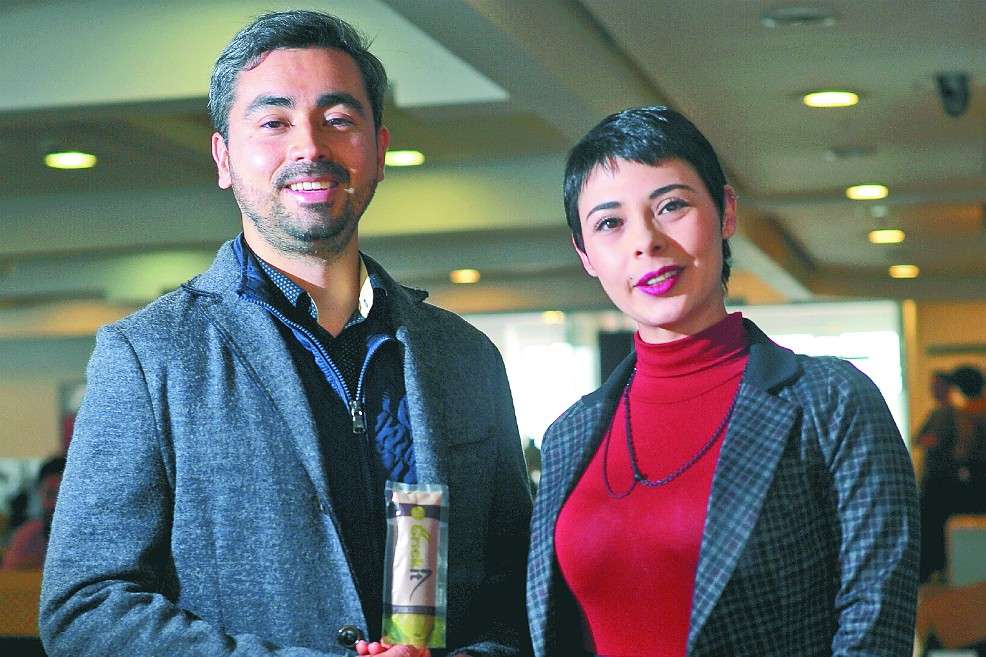 La microbióloga Yovanna Serrato y el biólogo Diego Cruz. / Cristian Garavito