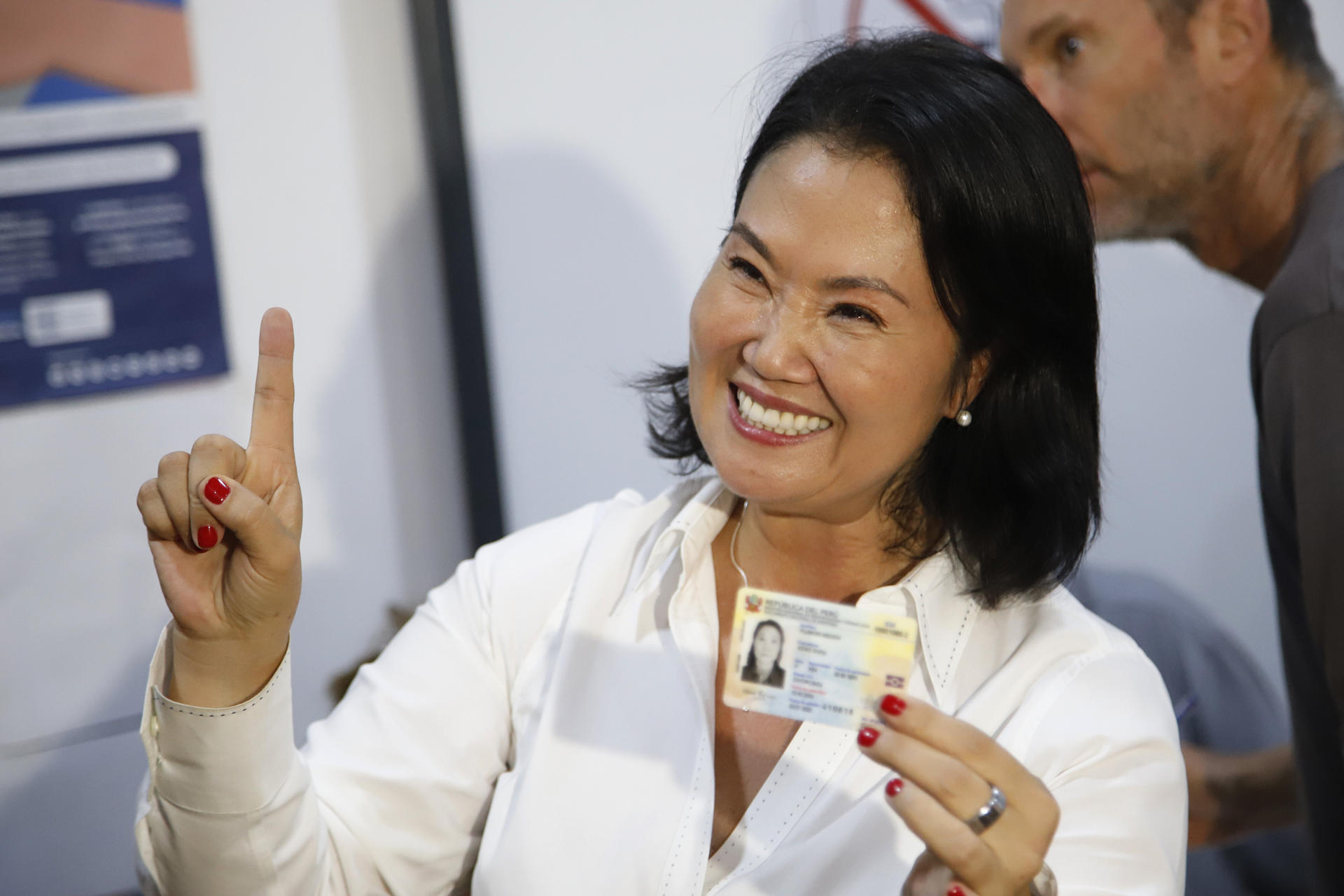 AME2694. LIMA (PERÚ), 12/04/2026.- La candidata a la Presidencia de Perú por el partido Fuerza Popular, Keiko Fujimori, reacciona tras votar este domingo, en Lima (Perú). Fujimori pidió que se extienda dos horas la jornada electoral por los retrasos de apertura de centros electorales en Lima, donde algunos han abierto hasta más de cuatro horas tarde, debido a que no había llegado el material electoral. EFE/ Renato Pajuelo