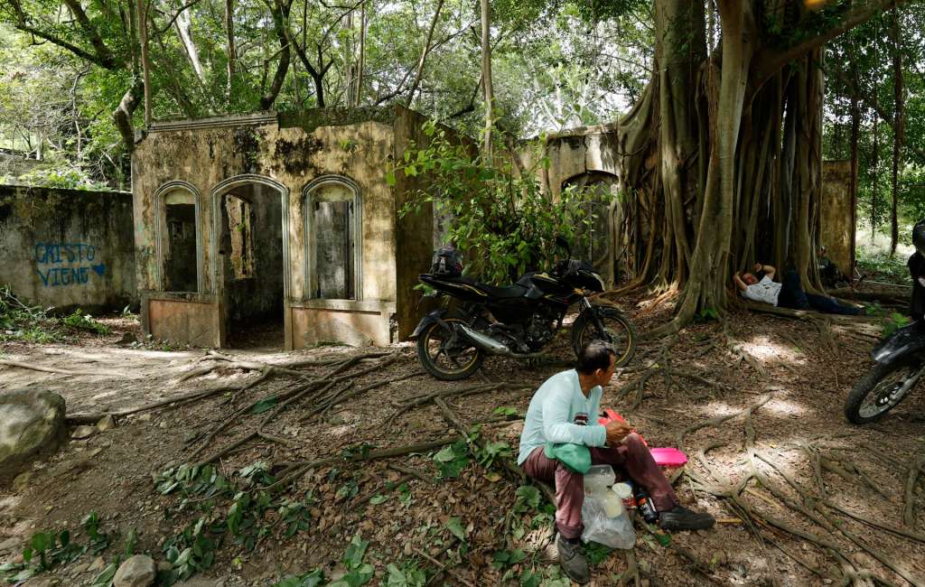 AMDEP9084. ARMERO (COLOMBIA), 11/11/2025.- Fotografía del 5 de noviembre de 2025 que muestra a una persona sentada cerca a una casa en ruinas, en Armero (Colombia). La noche del 13 de noviembre de 1985, la fuerza de la naturaleza cambió para siempre la vida de Armero, un pueblo próspero del centro de Colombia que fue borrado de la faz de la tierra por una avalancha causada por la erupción del volcán Nevado del Ruiz, que mató a más de 23.000 de sus 25.000 habitantes. EFE/ Mauricio Dueñas Castañeda
