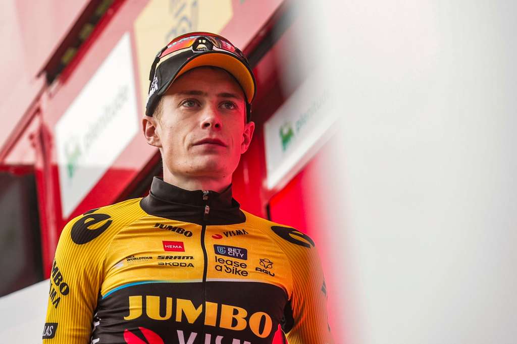 BEJES (CANTABRIA), 12/09/2023.- El ciclista danés del equipo Jumbo Visma Jonas Vingegaard se impone vencedor de la decimosexta etapa de la Vuelta a España, un recorrido de 120,1km de Liencres a Bejes en Cantabria, este martes. EFE/ Manu Bruque