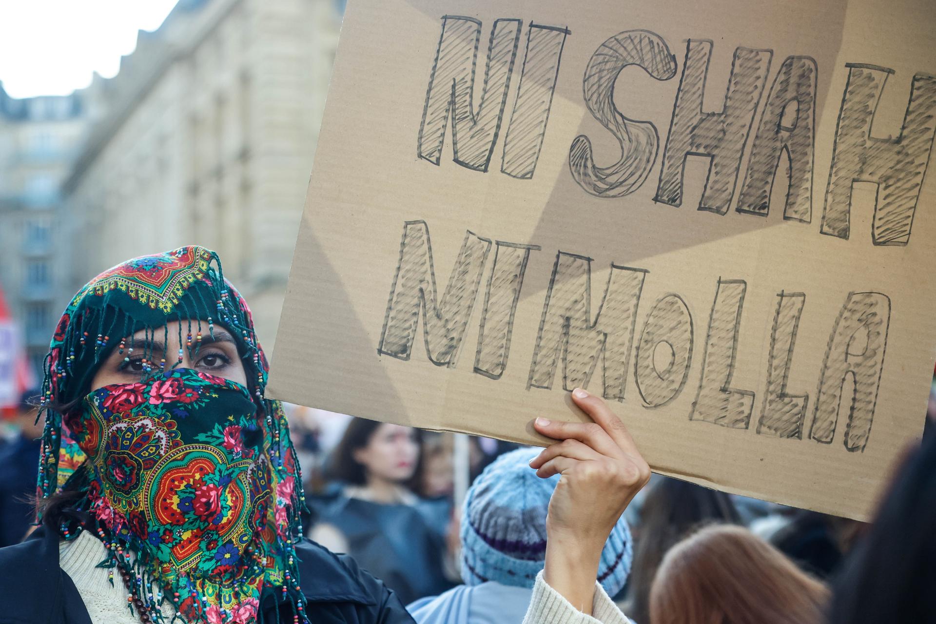 Paris (France), 17/01/2026.- A protester holding a signboard saying 'Neither Shah nor Mullah', participates in a rally in support of the ongoing protest movement in Iran, at Place du Panthéonin in Paris, France, 17 January 2026. Since 28 December 2025, nationwide anti-government protests have taken place across Iran despite a heavy crackdown. (Protestas, Francia) EFE/EPA/MOHAMMED BADRA
