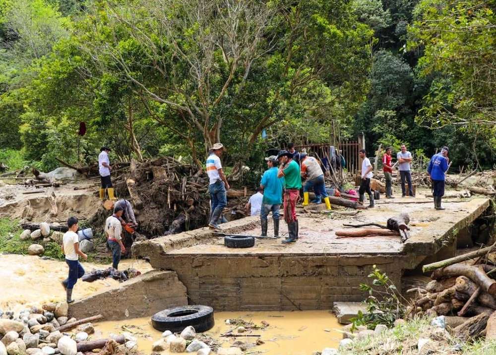 Así quedó el puente después de la creciente del río.