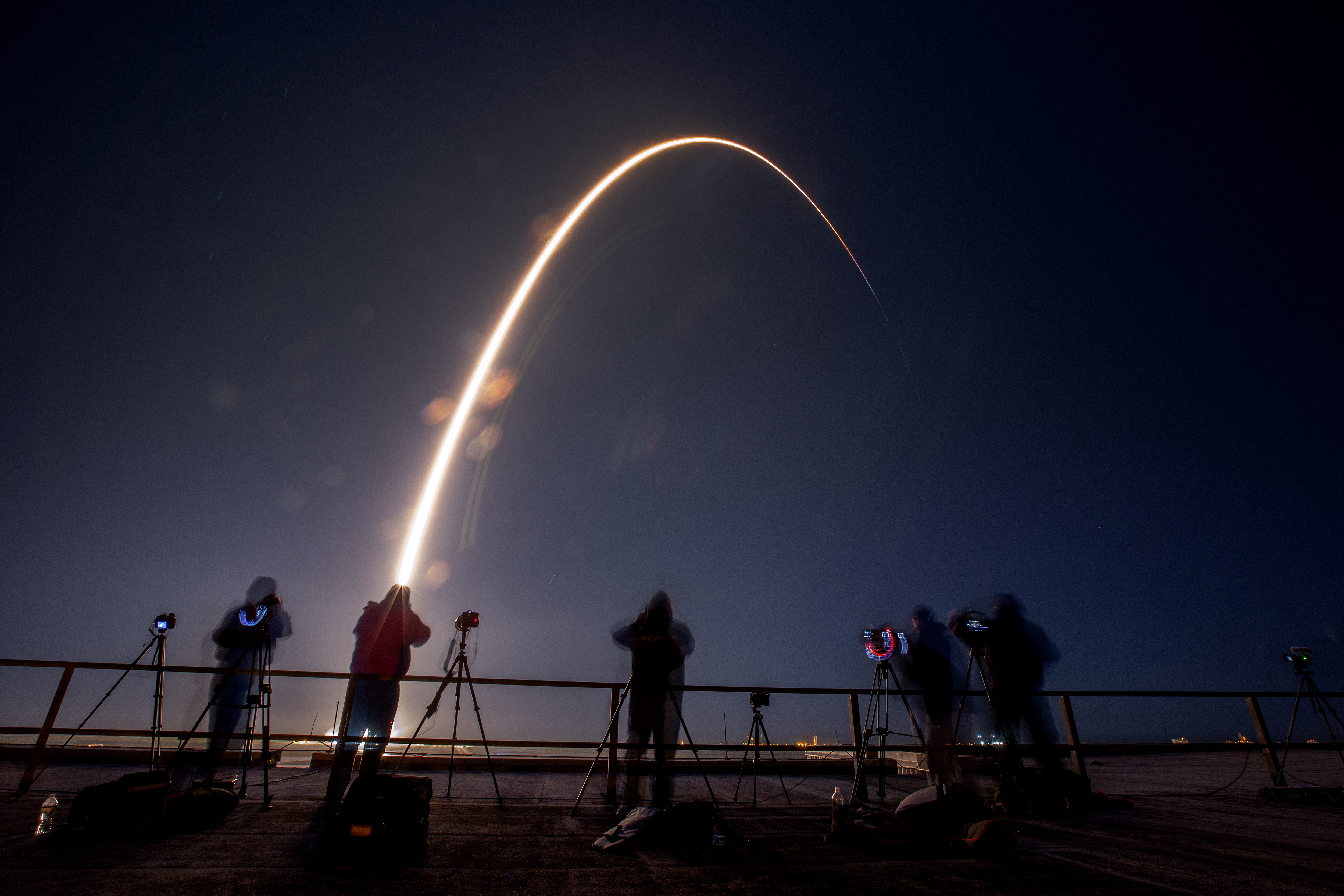 -FOTODELDIA- Cabo Cañaveral (Estados Unidos), 15/01/2025.- La NASA y las empresas SpaceX y Firefly Aerospace lanzaron este miércoles desde Florida a la Luna el cohete Falcon 9 con dos módulos de aterrizaje privados, uno estadounidense -Blue Ghost 1- y otro japonés -Resilience-, para establecer una presencia humana permanente en el satélite a finales de la década.EFE/ CRISTOBAL HERRERA-ULASHKEVICH
