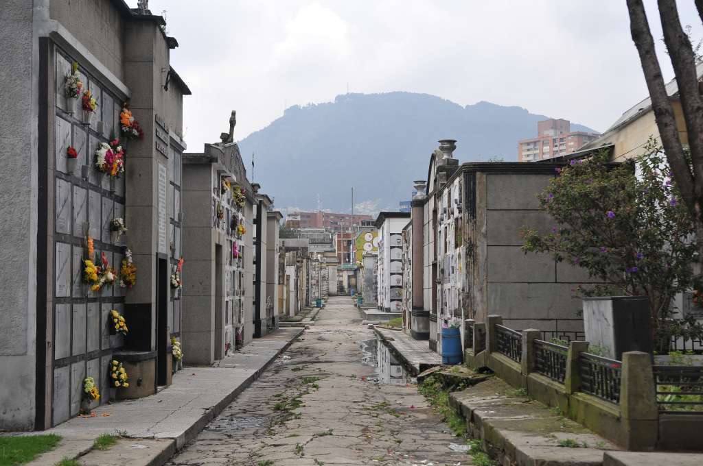 Recorrido por este cementerio distrital, donde se observan tumbas, mausoleos y estatuas.