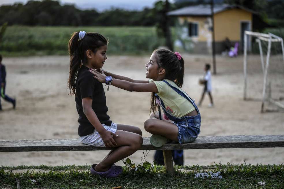 "Anteriormente hubo cinco niños nomás (...) y ahora hay 27 niños, un 50% aproximadamente (son) del espacio" de reincorporación, precisa, feliz de que los exguerrilleros le hayan ayudado a renovar techo, pintura y sanitarios del lugar.