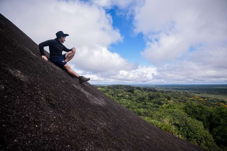 En el Vaupés visitar los cerros o “tepuyes” realizando senderismo, es toda una aventura en la que la meta es llegar a la cima de estas formaciones rocosas, y así disfrutar de la gran vista a la selva.