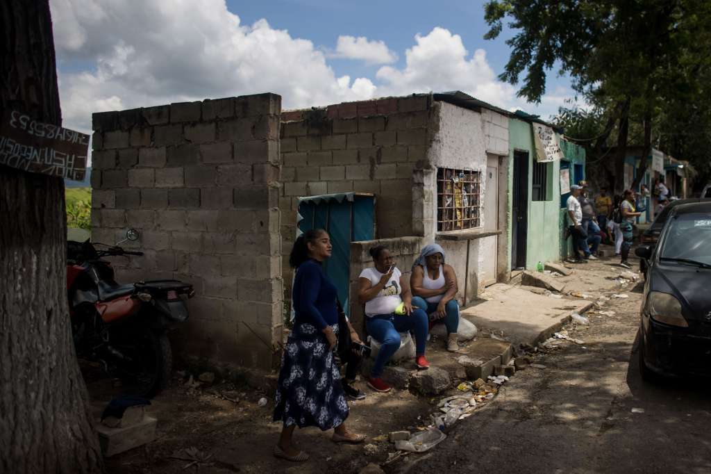 AME2048. TOCORÓN (VENEZUELA), 23/09/2023.- Fotografía que muestra familiares de privados de libertad, mientras esperan por información durante un operativo en el centro penitenciario Tocorón hoy, en Tocorón (Venezuela). El ministro de Interior y Justicia de Venezuela, Remigio Ceballos, negó este sábado que haya habido "negociación alguna" con las bandas criminales, entre ellas la transnacional "Tren de Aragua", durante la intervención policial y militar de la cárcel de Tocorón, en el norte del país, llevada a cabo el miércoles, con el despliegue de más de 11.000 funcionarios. EFE/ Miguel Gutiérrez