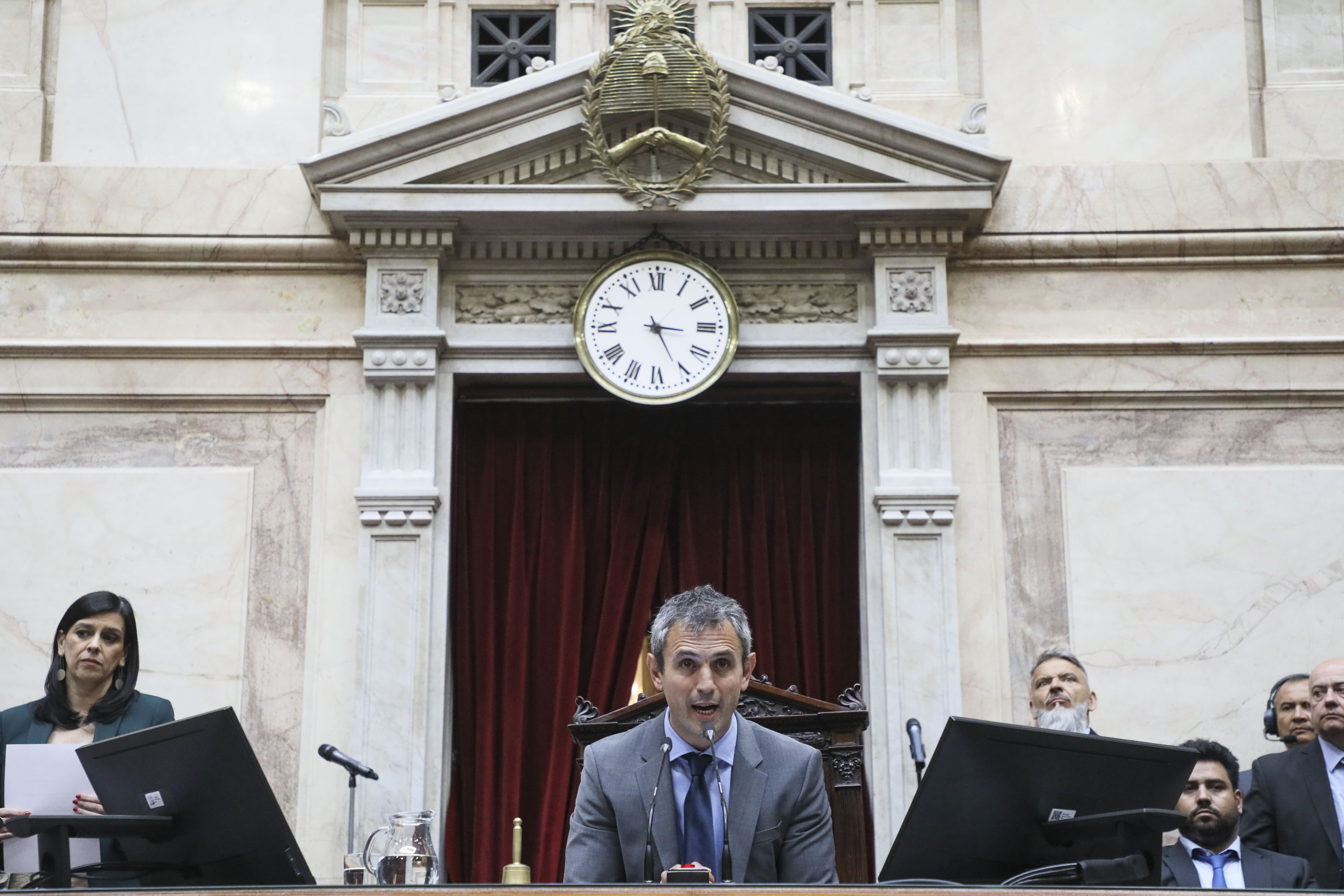 AME2724. BUENOS AIRES (ARGENTINA), 07/12/2023.- Fotografía cedida por la Cámara de Diputados de la Nación del libertario Martín Menem, sobrino del expresidente Carlos Menem (1989-1999), hablando como presidente de la Cámara de Diputados de la Nación, durante la sesión de jura de los diputados electos el 22 de octubre, hoy en Buenos Aires (Argentina). Los 130 diputados electos en las elecciones argentinas del 22 de octubre tomaron este jueves posesión de su cargo en la sede del Congreso del país suramericano y confirmaron al libertario Martín Menem, sobrino del expresidente Carlos Menem (1989-1999) como nuevo presidente de la Cámara. EFE/ Emiliana Miguelez/Cámara de Diputados de la Nación/ SOLO USO EDITORIAL/NO VENTAS/SOLO DISPONIBLE PARA ILUSTRAR LA NOTICIA QUE ACOMPAÑA/CRÉDITO OBLIGATORIO