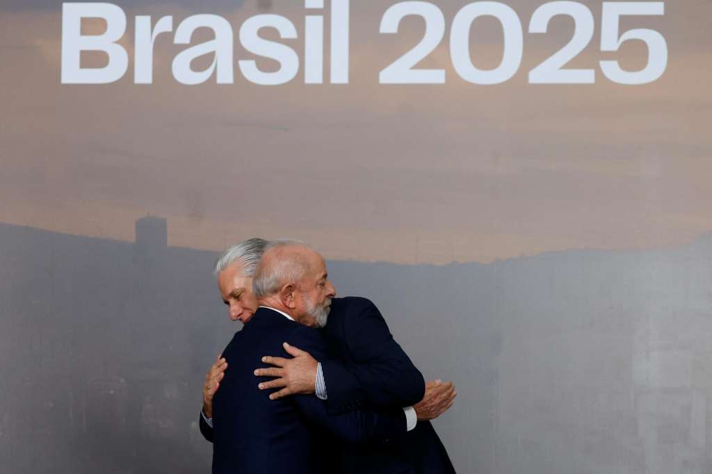 AME1335. RÍO DE JANEIRO (BRASIL), 07/07/2025.- El presidente de Brasil, Luiz Inácio Lula da Silva (i), saluda al presidente de Cuba, Miguel Díaz-Canel, en la cumbre de los BRICS este lunes, en Río de Janeiro (Brasil). La segunda y última jornada de la cumbre de los BRICS comenzó tras la nueva amenaza del presidente de Estados Unidos, Donald Trump, de imponer un arancel adicional del 10 % a los países que se "alineen" al foro. EFE/ Antonio Lacerda