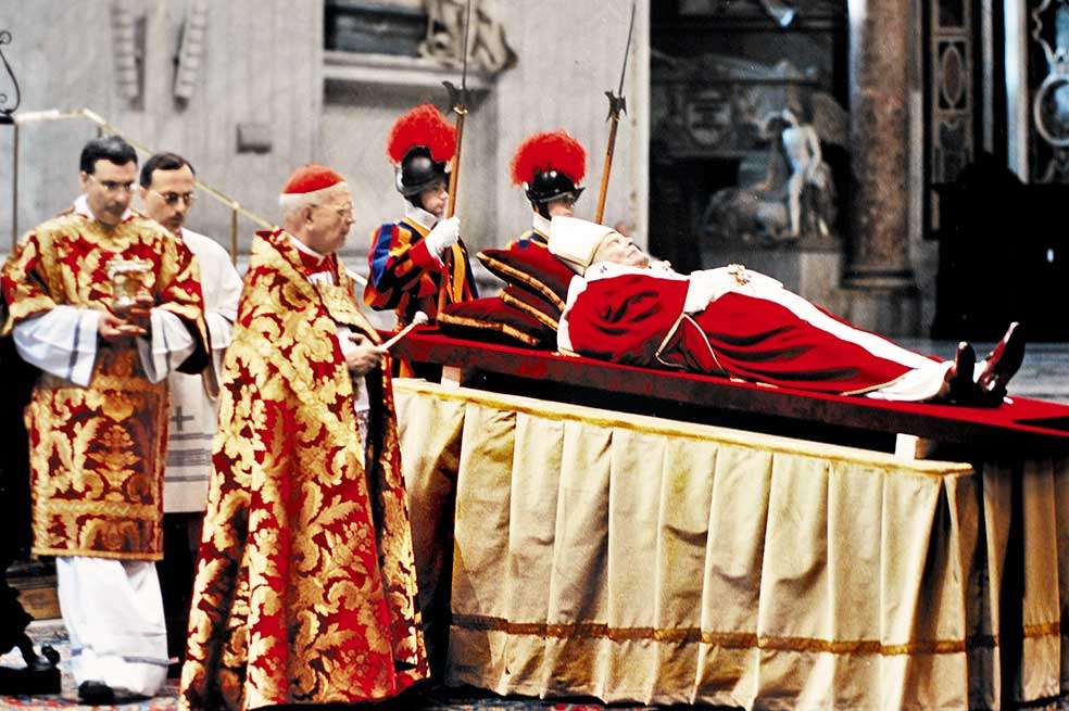Tras la muerte de Juan Pablo II, su cuerpo fue trasladado en procesión a la Basílica de San Pedro, donde miles de personas le dieron el último adiós. / Archivo particular