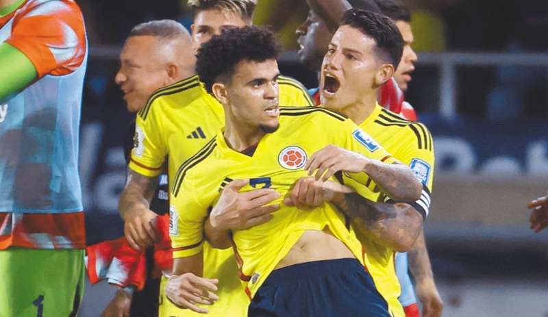 Luis Díaz y James Rodríguez celebran el triunfo de Colombia contra Brasil.