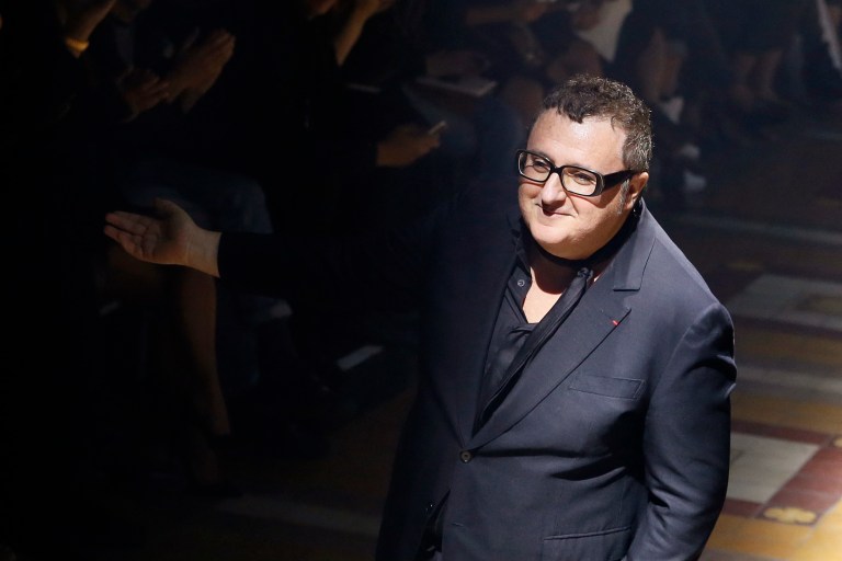 Murió Alber Elbaz, el eterno niño feliz de la moda