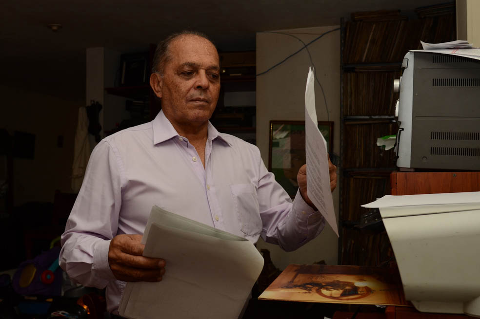 Tobón aún conserva las decenas de documentos que le sirvieron para demostrar su inocencia.   /Luis Benavides