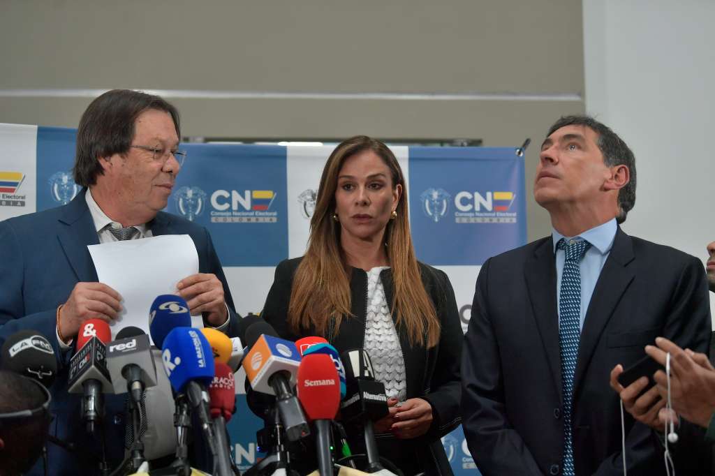 Los magistrados del Consejo Nacional Electoral, César Lorduy, Maritza Martínez y Álvaro Hernán Prada, en rueda de prensa comunicando la decisión de investigar la campaña presidencial de Gustavo Petro.