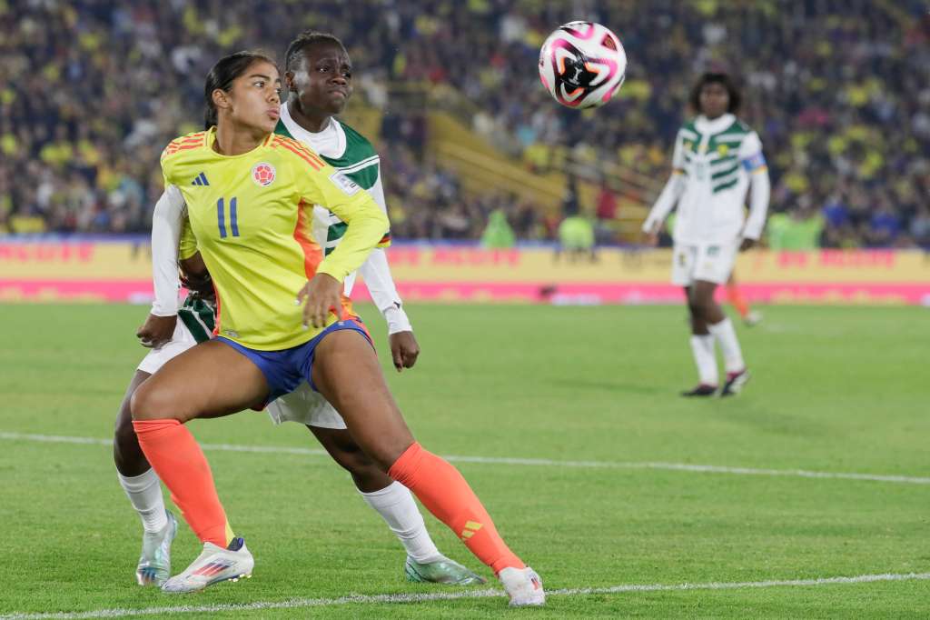 AME5545. BOGOTÁ (COLOMBIA), 03/09/2024.- Maithé López (i) de Colombia disputa un balón con Kiki Meva de Camerún este martes, en un partido del grupo A de la Copa Mundial Femenina sub-20 entre las selecciones de Colombia y Camerún en el estadio de El Campín en Bogotá (Colombia). EFE/ Carlos Ortega