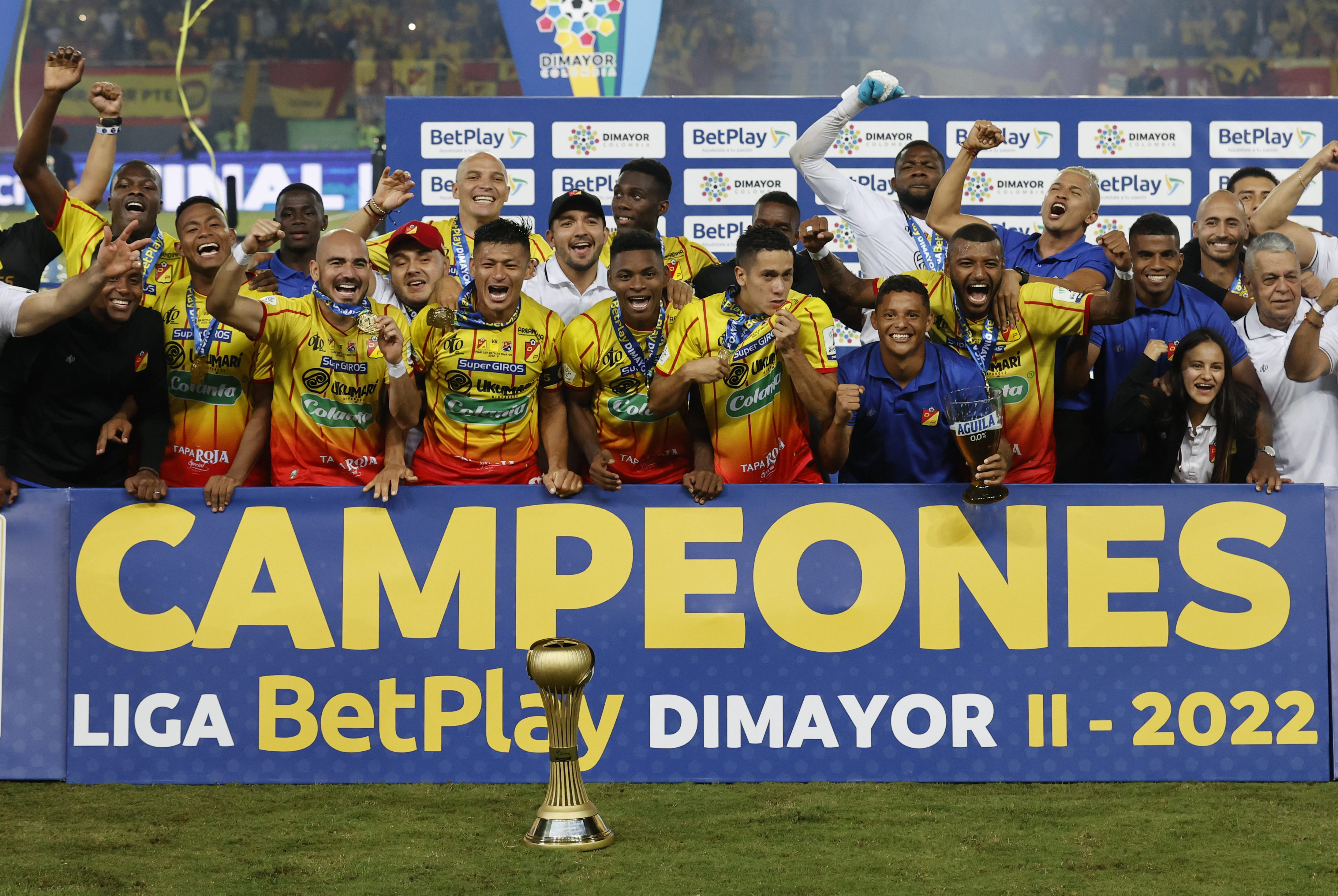 AME8737. PEREIRA (COLOMBIA), 07/12/2022.- Jugadores del Pereira celebran la victoria ante el Medellín durante el partido por la final del fútbol colombiano (Liga BetPlay) entre el Independiente Medellín y el Deportivo Pereira, hoy, en el estadio Hernán Ramírez Villegas de la ciudad de Pereira (Colombia). EFE/ Mauricio Dueñas Castañeda