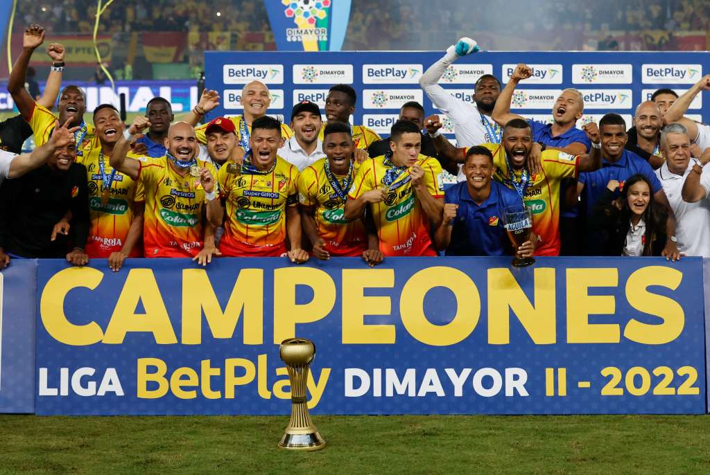 AME8737. PEREIRA (COLOMBIA), 07/12/2022.- Jugadores del Pereira celebran la victoria ante el Medellín durante el partido por la final del fútbol colombiano (Liga BetPlay) entre el Independiente Medellín y el Deportivo Pereira, hoy, en el estadio Hernán Ramírez Villegas de la ciudad de Pereira (Colombia). EFE/ Mauricio Dueñas Castañeda