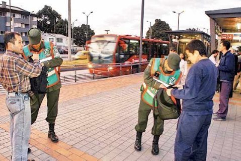 Súplicas al Distrito para que reglamente libre acceso de policías a TransMilenio