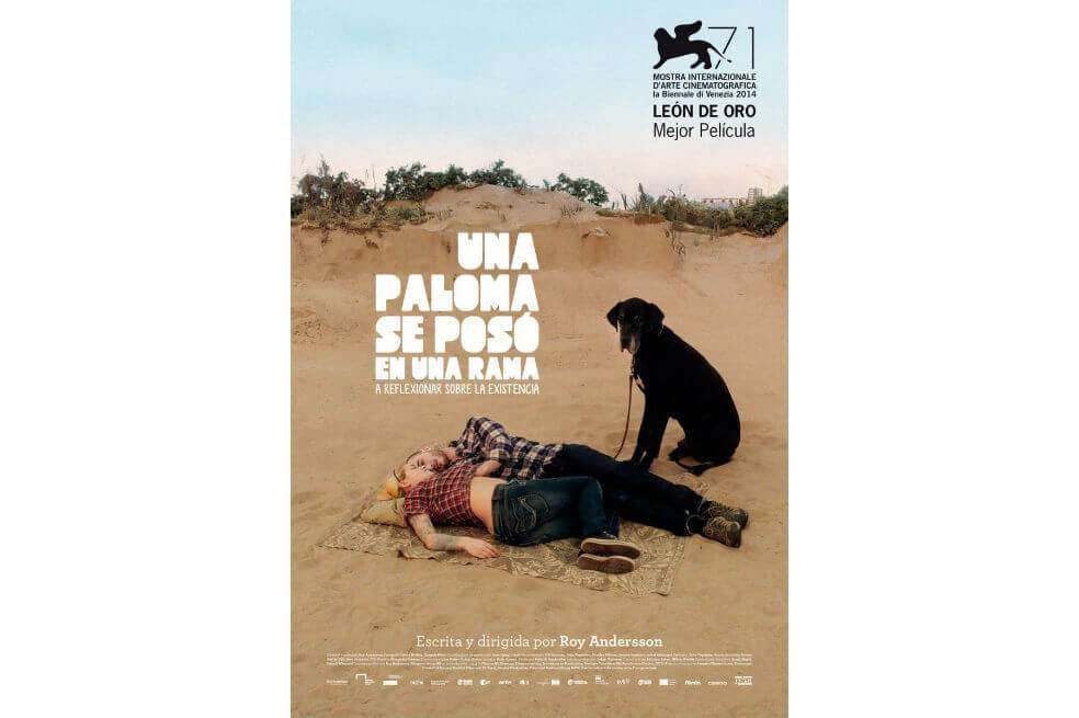 En la película "Una paloma sentada en una rama reflexionando sobre la existencia" Roy Andersson recurre a la narrativa y puesta en escena de sus anteriores trabajos y que constituye su sello personal: más que una historia es una sucesión de escenas cotidianas aderezadas con humor que invitan a reflexionar sobre la condición humana. / Cortesía