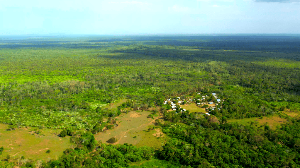 En el caserío El Limón, en la cuenca de Cacarica, en Chocó, la presencia de las Agc salta a la vista. / Nicolás Achury - El Espectador