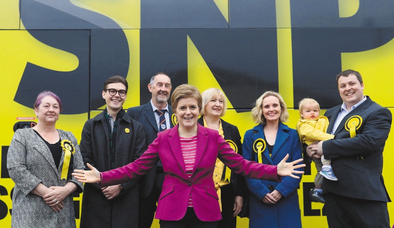 La primera ministra de Escocia, Nicola Sturgeon, posa con candidatos locales en Arbroath (Escocia), de cara a las elecciones del pasado 5 de mayo.
