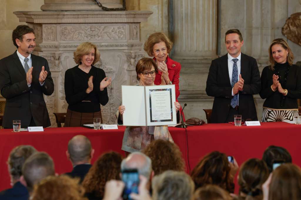 MADRID, 19/11/2024.- La reina Sofía (3d) participa este martes en la entrega de la XXXIII edición del premio Reina Sofía de Poesía Iberoamericana a la poeta, escritora y dramaturga Piedad Bonnett (en el centro), en Madrid. EFE/ Zipi