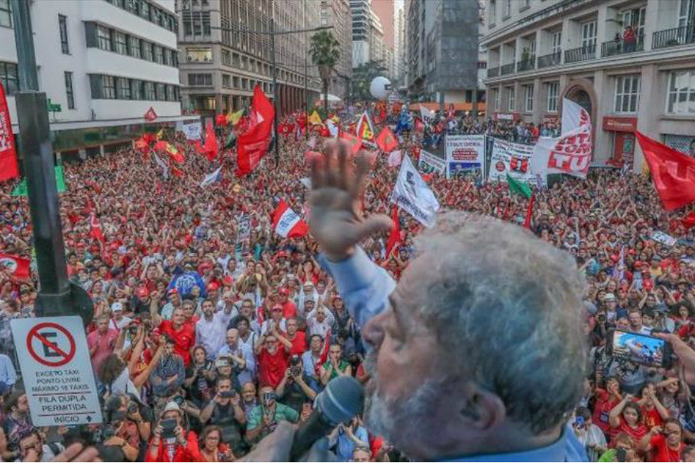 El expresidente de Brasil, Luiz Inácio Lula da Silva, en un acto desde la ciudad de Porto Alegre, el día anterior a que el Tribunal Regional Federal 4 ratificara la condena de nueve años y seis meses en su contra por corrupción. / (Lula pelo Brasil)