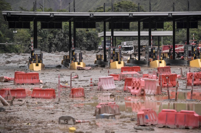 La Agencia Nacional de Infraestructura (ANI) informó sobre el cierre total de la vía Bogotá-Villavicencio, a la altura del peaje del Naranjal, debido a la destrucción del peaje El Naranjal y de uno de los puentes principales del corredor vial.