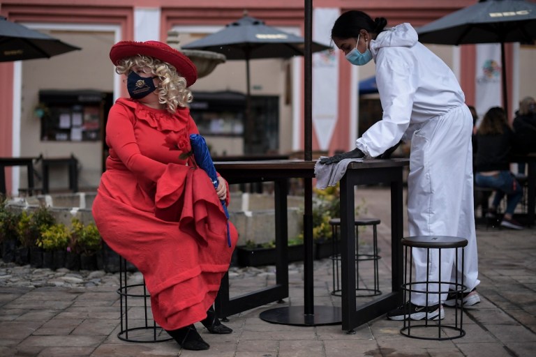 Además de los personajes que animarán las tardes y noches bogotanas en el centro de la ciudad, estarán disponibles otras estrategias de la Administración Distrital, como: las Ferias Artesanales, las zonas gastronómicas y culturales de “Bogotá A Cielo Abierto” y la renovada Plaza de Mercado de La Concordia.