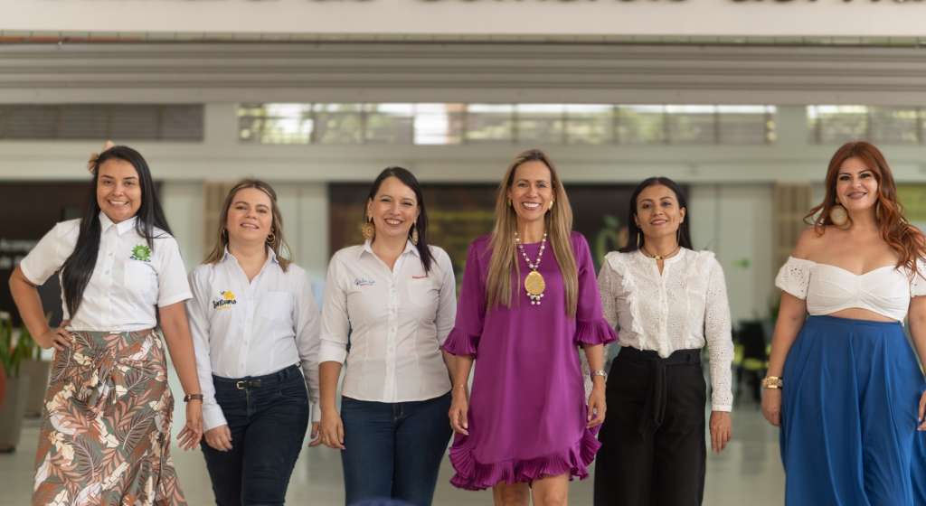 Sindy Zabala, de Biozabas; Gloria Andrade, de Santuario de miel; Maribel Bolaños, de Velas Splendor; Lina Carrera, presidente de la Cámara de Comercio del Huila; Clarena González, de Panela el placer; y Carolina Tejada, de Cardiofenix.