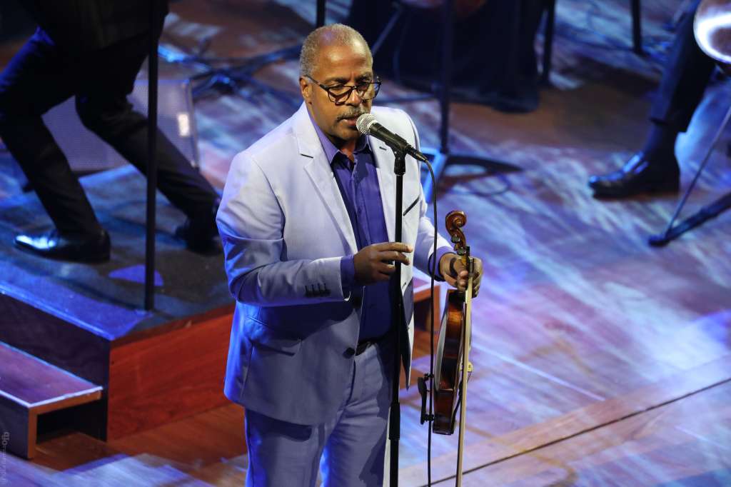 Rafael Lay Bravo durante la presentación de la Orquesta Aragón en el Teatro Mayor Julio Mario Santo Domingo. / Cortesía Kike Barona