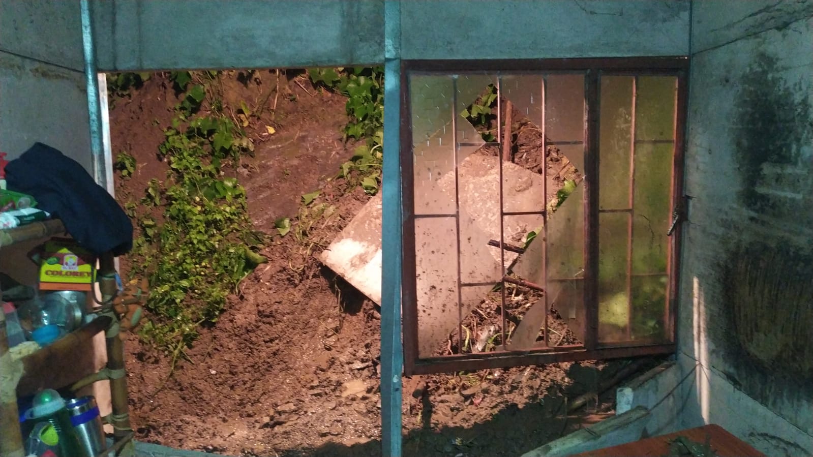 En el municipio de La palma también se reportó un deslizamiento que dejó una casa afectada.