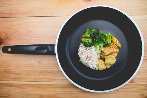 ¿Cómo hacer para que el aceite no salpique al cocinar? Estos son algunos trucos