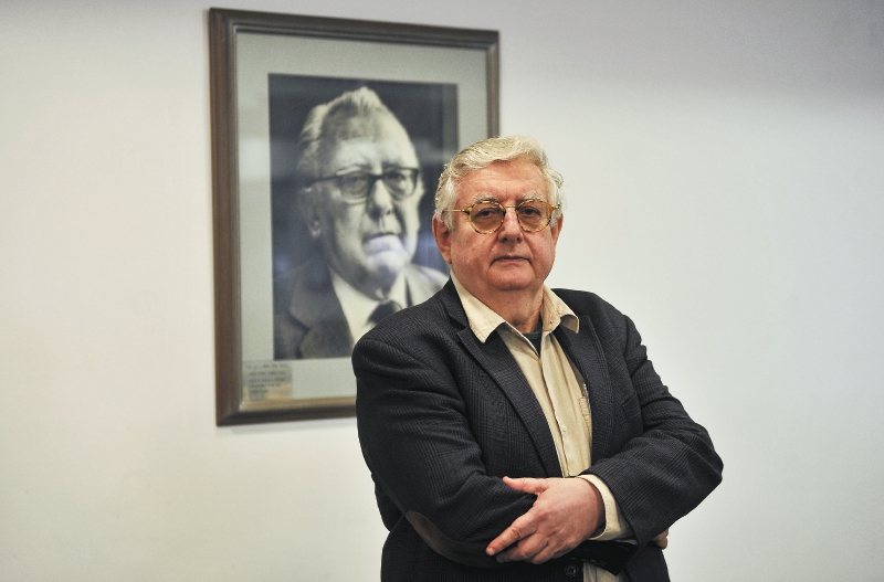 El investigador Eduardo Sáenz Rovner frente al retrato de Guillermo Cano Isaza, el asesinado director de El Espectador, una de las víctimas del narcotráfico en las que se inspiró para escribir el libro “Conexión Colombia: una historia del narcotráfico entre los años 30 y los años 90”. 