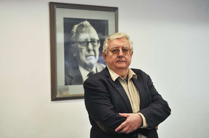 El investigador Eduardo Sáenz Rovner frente al retrato de Guillermo Cano Isaza, el asesinado director de El Espectador, una de las víctimas del narcotráfico en las que se inspiró para escribir el libro “Conexión Colombia: una historia del narcotráfico entre los años 30 y los años 90”.