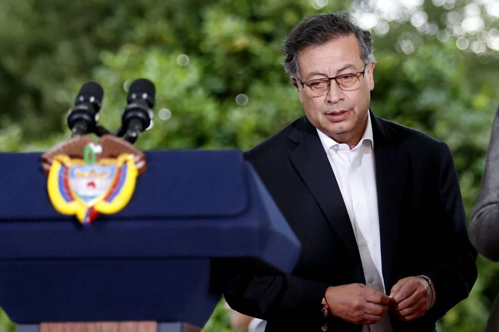AME5253. BOGOTÁ (COLOMBIA), 07/11/2024.- El presidente de Colombia, Gustavo Petro habla durante el balance de la COP16 en la Plaza de Armas de la Casa de Nariño este jueves, en Bogotá (Colombia). Petro indicó que la celebración de la Cumbre de Naciones Unidas de Biodiversidad (COP16) en Cali generó en el país 122.000 millones de pesos colombianos (unos 28 millones de dólares) y se lograron acuerdos importantes al hacer balance de la reunión. EFE/ Mauricio Dueñas Castañeda