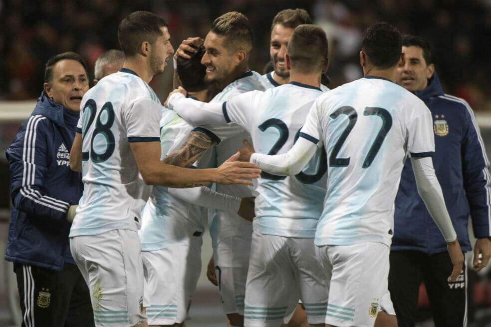 Los jugadores de Argentina celebran el gol del triunfo en Marruecos. / AFP