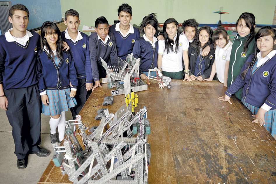 El grupo de robótica del colegio INEM trabaja con un robot hecho con materiales prestados. / Fotos: Andrés Torres