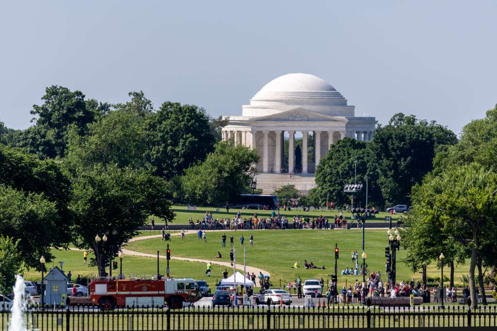 Washington (United States), 05/06/2022.- Tourists wait as marine one prepares to land with US President Joe Biden and First Lady Jill Biden walk on the South Lawn of the White House after returning from Rehoboth in Washington, DC, USA, 05 June 2022. (Estados Unidos) EFE/EPA/TASOS KATOPODIS